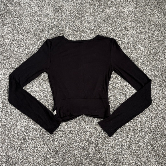 VUORI WOMEN'S LONG SLEEVE COVE TWIST TEE in Black - Picture 7 of 7